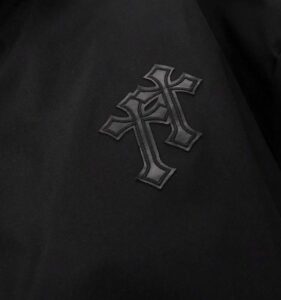 Campera estilo chaqueta negra estampada | Camperas | NEGRO | Fesera La Plata | La Plata, Argentina